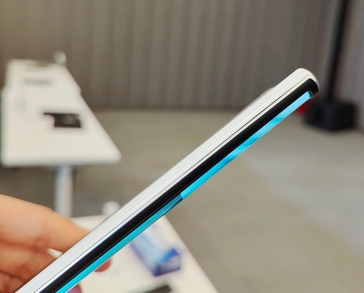 Первый в мире смартфон со сворачивающимся экраном &mdash; Oppo&nbsp;X 2021 &mdash; живьём на фото и видео